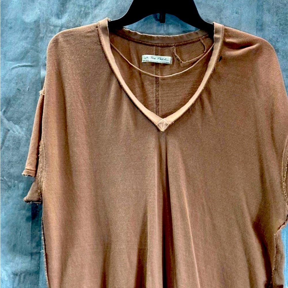 WE THE FREE Women's Soft Earth Distressed Oversized V-Neck T-Shirt SZ XS